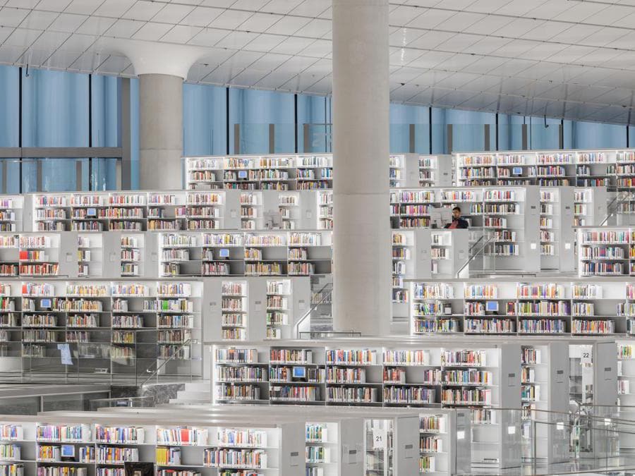 La biblioteca nazionale del Qatar, a Doha, è pensata per contenere un'intera popolazione e più di un milione di libri. Progettata da Rem Koolhas e dallo studio OMA, l'immensa struttura somiglia a una piccola città, con vialetti che attraversano gli scaffali. Un luogo predisposto allo studio, all'incontro e all'interazione (photo by Delfino Sisto Legnani and Marco Cappelletti)