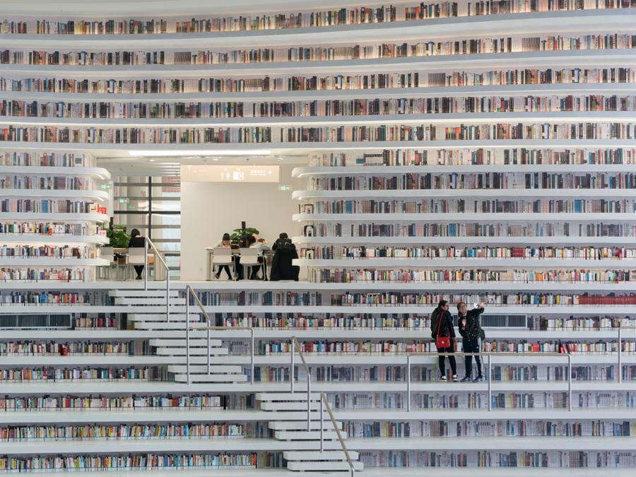 Firmata dallo studio olandese MVRDV, insieme all'istituto di urbanistica locale TUPD, la Library sorge a Tianjin Binhai, in Cina. Una struttura all white di oltre 33mila metri quadrati. Al centro dell'atrio finestrato polifunzionale campeggia un globo specchiato, tutt'attorno, terrazzamenti tappezzati di libri (©Ossip)