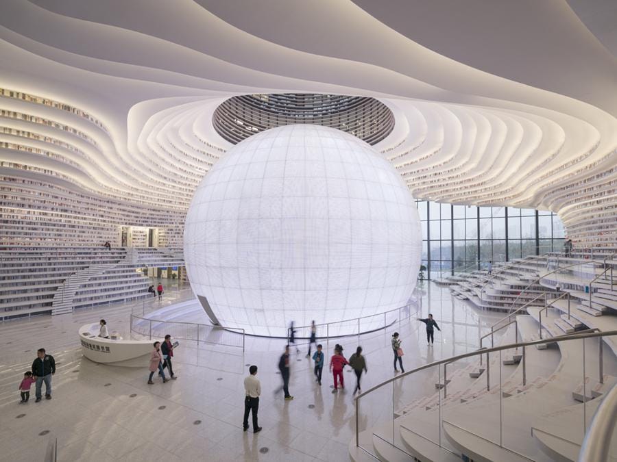 Firmata dallo studio olandese MVRDV, insieme all'istituto di urbanistica locale TUPD, la Library sorge a Tianjin Binhai, in Cina. Una struttura all white di oltre 33mila metri quadrati. Al centro dell'atrio finestrato polifunzionale campeggia un globo specchiato, tutt'attorno, terrazzamenti tappezzati di libri (©Ossip)