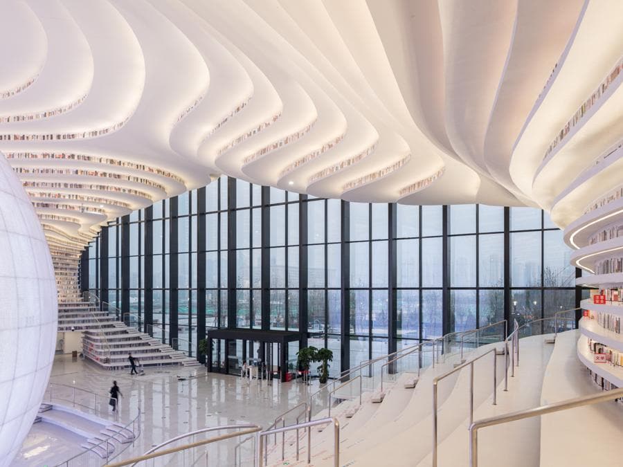 Firmata dallo studio olandese MVRDV, insieme all'istituto di urbanistica locale TUPD, la Library sorge a Tianjin Binhai, in Cina. Una struttura all white di oltre 33mila metri quadrati. Al centro dell'atrio finestrato polifunzionale campeggia un globo specchiato, tutt'attorno, terrazzamenti tappezzati di libri (©Ossip)
