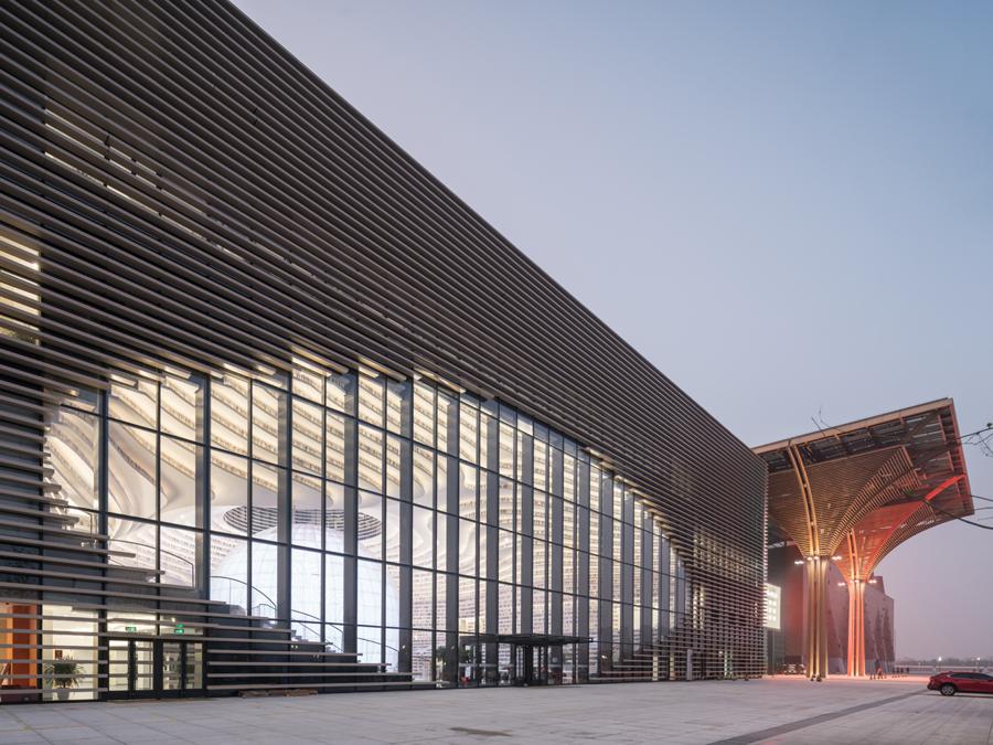 Firmata dallo studio olandese MVRDV, insieme all'istituto di urbanistica locale TUPD, la Library sorge a Tianjin Binhai, in Cina. Una struttura all white di oltre 33mila metri quadrati. Al centro dell'atrio finestrato polifunzionale campeggia un globo specchiato, tutt'attorno, terrazzamenti tappezzati di libri (©Ossip)