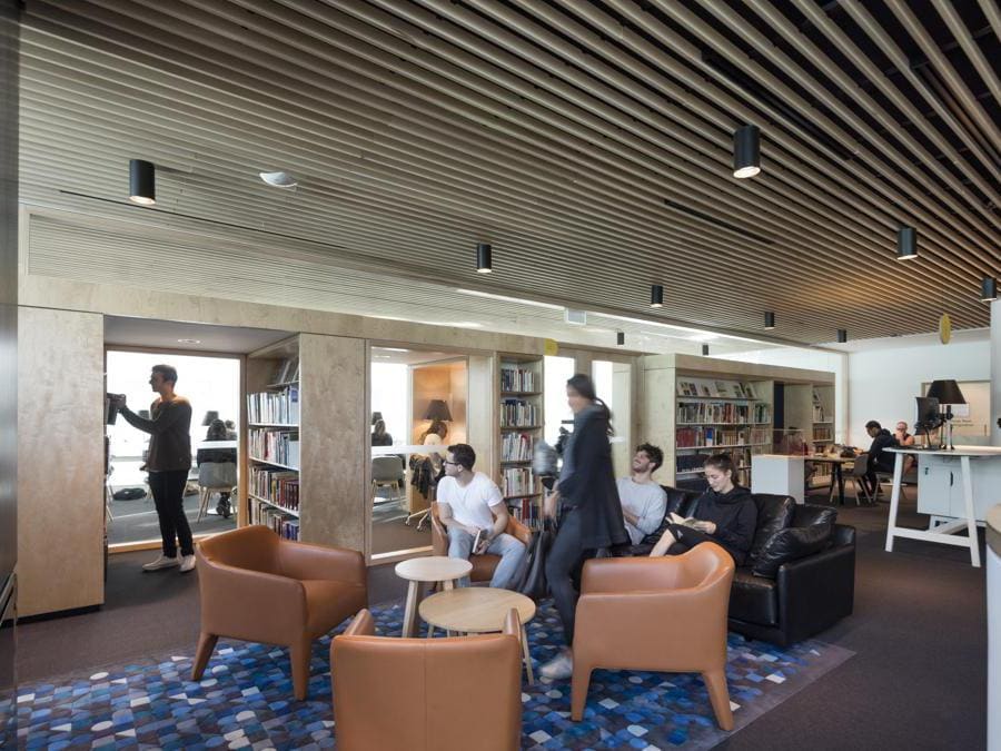 La biblioteca firmata dallo studio BVN di Sydney è un esempio di architettura biofilica. Commissionata dalla municipalità di Woollahra, nel sud-ovest dell'Australia, la struttura ospita al suo interno piante e verde pensile, che vanno a integrarsi in un ambiente dove il legno è il materiale che predomina