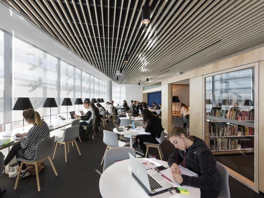La biblioteca firmata dallo studio BVN di Sydney è un esempio di architettura biofilica. Commissionata dalla municipalità di Woollahra, nel sud-ovest dell'Australia, la struttura ospita al suo interno piante e verde pensile, che vanno a integrarsi in un ambiente dove il legno è il materiale che predomina