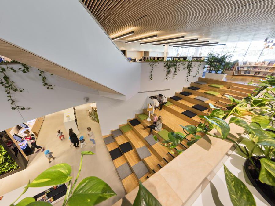 La biblioteca firmata dallo studio BVN di Sydney è un esempio di architettura biofilica. Commissionata dalla municipalità di Woollahra, nel sud-ovest dell'Australia, la struttura ospita al suo interno piante e verde pensile, che vanno a integrarsi in un ambiente dove il legno è il materiale che predomina