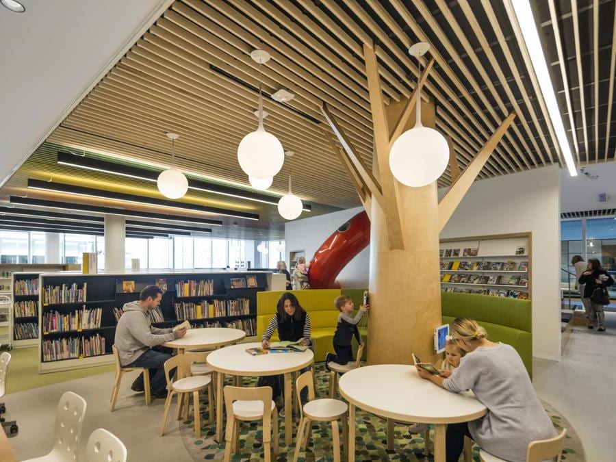 La biblioteca firmata dallo studio BVN di Sydney è un esempio di architettura biofilica. Commissionata dalla municipalità di Woollahra, nel sud-ovest dell'Australia, la struttura ospita al suo interno piante e verde pensile, che vanno a integrarsi in un ambiente dove il legno è il materiale che predomina