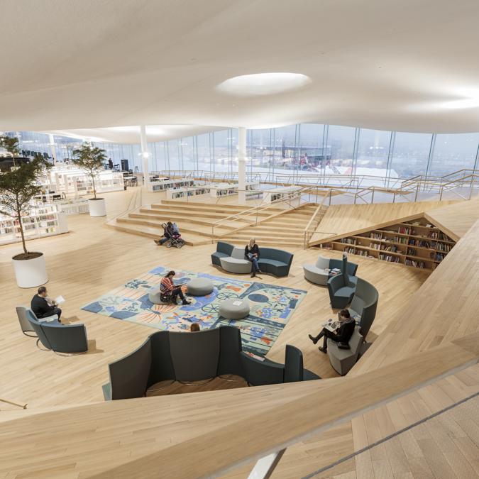 A Helsinki, ALA Architects ha firmato la biblioteca Oodi. Un edificio polifunzionale, il cui piano terra può essere allestito per eventi e manifestazioni. La biblioteca ospita anche studi di registrazione, sale per proiezioni e conferenze, workstation, una cucina, macchine per cucire e un'area giochi per bambini (©TuomasUusheimo)