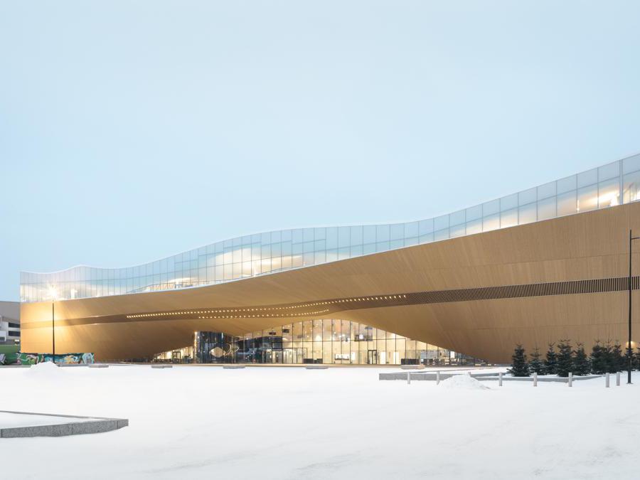 A Helsinki, ALA Architects ha firmato la biblioteca Oodi. Un edificio polifunzionale, il cui piano terra può essere allestito per eventi e manifestazioni. La biblioteca ospita anche studi di registrazione, sale per proiezioni e conferenze, workstation, una cucina, macchine per cucire e un'area giochi per bambini (©TuomasUusheimo)