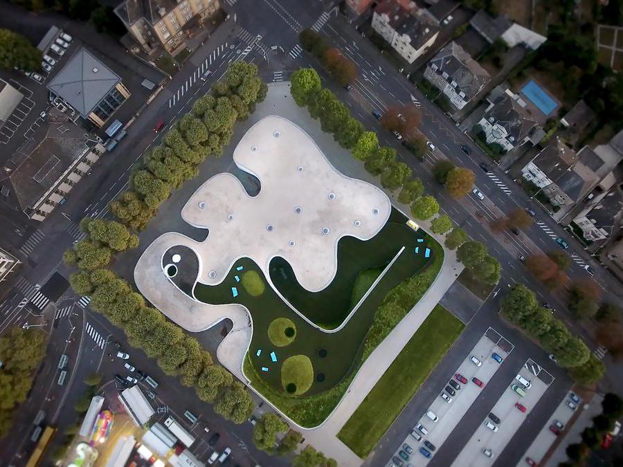 Linee morbide e sinuose caratterizzano la mediateca progettata dallo studio francese Dominique Coulon & associés a Thionville. Vetrate apribili, rampe e passaggi favoriscono il dialogo fra interno ed esterno. Gli spazi sono pensati per coniugare studio e relax, ospitando nicchie nelle pareti, poltrone, divani e tavoli