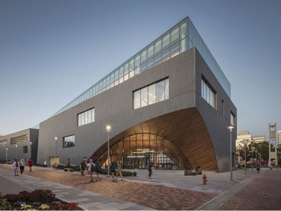 Situata a Philadelphia, la Charles Library ha inaugurato nel 2019. L'edificio, progettato da Snøhetta e certificato Leed Gold, reinterpreta la vocazione originaria di una biblioteca divenendo un punto di incontro per gli studenti e la comunità. Gli spazi sociali si alternano a quelli dedicati allo studio e alla ricerca