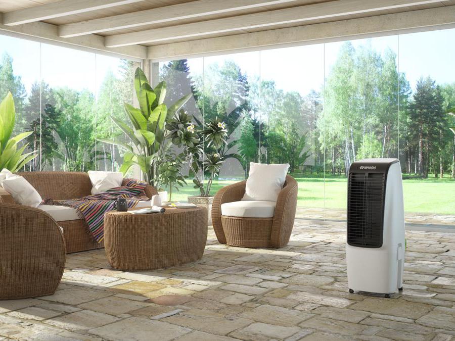 Olimpia Splendid, Pelèr 20, aircooler che è un potente ventilatore con oscillazione continua, e diventa anche un raffrescatore a evaporazione alimentato a lungo da una tanica da 20 litri. E' dotato di telecomando