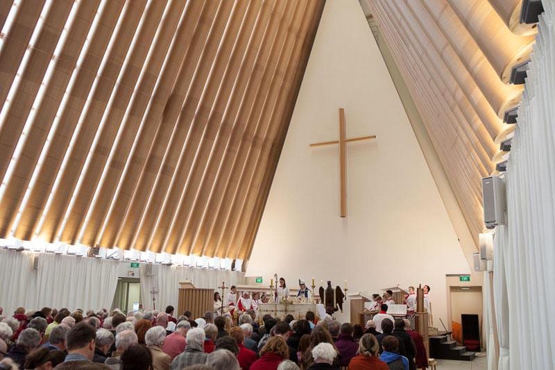 Dalla semplice carta. Con il terremoto che nel 2011 colpì la città di Christchurch in Nuova Zelanda, molti edifici crollarono. Tra questi, venne dichiarata inagibile la cattedrale anglicana simbolo della città. L'architetto giapponese Shigeru Ban disegnò un nuovo edificio da realizzarsi con tubi in cartone, resistenti, impermeabili e non infiammabili. 96 tubi di cartoni poggiano su un basamento di calcestruzzo che rappresenta le fondamenta e formano un tetto dal classico profilo a capanna. Con facciata e presbiterio di dimensioni diverse, la struttura ha la forma di un trapezio. (Foto Bridgit Anderson) www.shigerubanarchitects.com