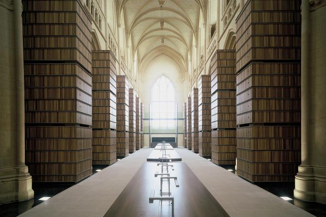 Verso la cultura. Costruita, nel suo complesso, tra il XIII e il XVIII secolo, l'Abbazia di Ardenne, in Normandia, aveva accumulato secoli di abbandono e mal utilizzo dalla Rivoluzione francese, per poi subire ingenti danni con la Seconda guerra mondiale. Lo studio di architettura Opus 5 Architects ha riqualificato il sito che ora porta il nome di Imes, Institut Mémoires de l'édition Contemporaine. La chiesa abbaziale, restaurata nelle sue mura in pietra con l'integrazione del legno, accoglie la grande biblioteca. Il complesso comprende anche il Normandy Scholar Program, una scuola fornita di alloggi per studenti, un teatro-auditorium - in quello che era il granaio destinato alla raccolta delle decime - e una serie di sale espositive nelle ex scuderie - rivestite in legno di betulla - e la Porta carraia di Bayeux con infissi d'acciaio Cor-Ten ed elementi disegnati su misura. www.opus5.fr