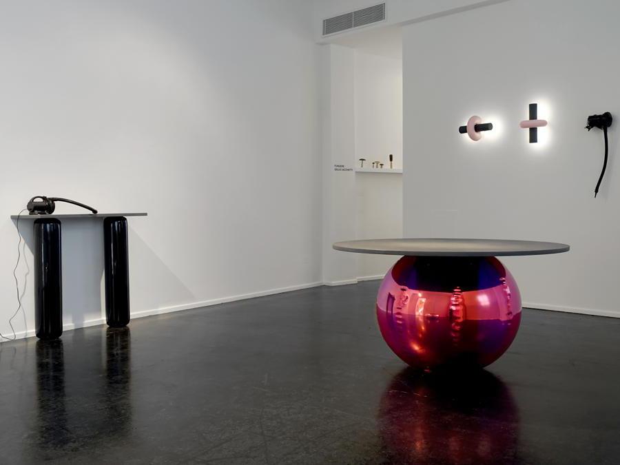 Collezione Zeppelin di Zanellato Bortotto per Galleria Luisa Delle Piane. Tavolo, coffee table, specchio, console e lampade da parete costituiti da una parte gonfiabile (in pvc dai colori cangianti) ed elementi in cemento.