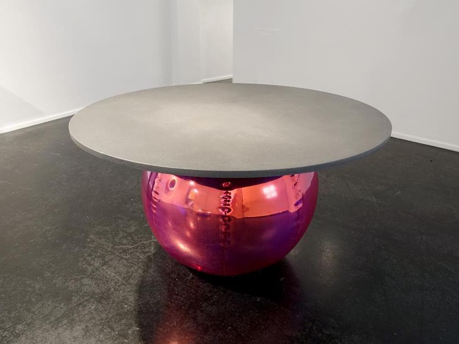 Collezione Zeppelin di Zanellato Bortotto per Galleria Luisa Delle Piane. Tavolo, coffee table, specchio, console e lampade da parete costituiti da una parte gonfiabile (in pvc dai colori cangianti) ed elementi in cemento.