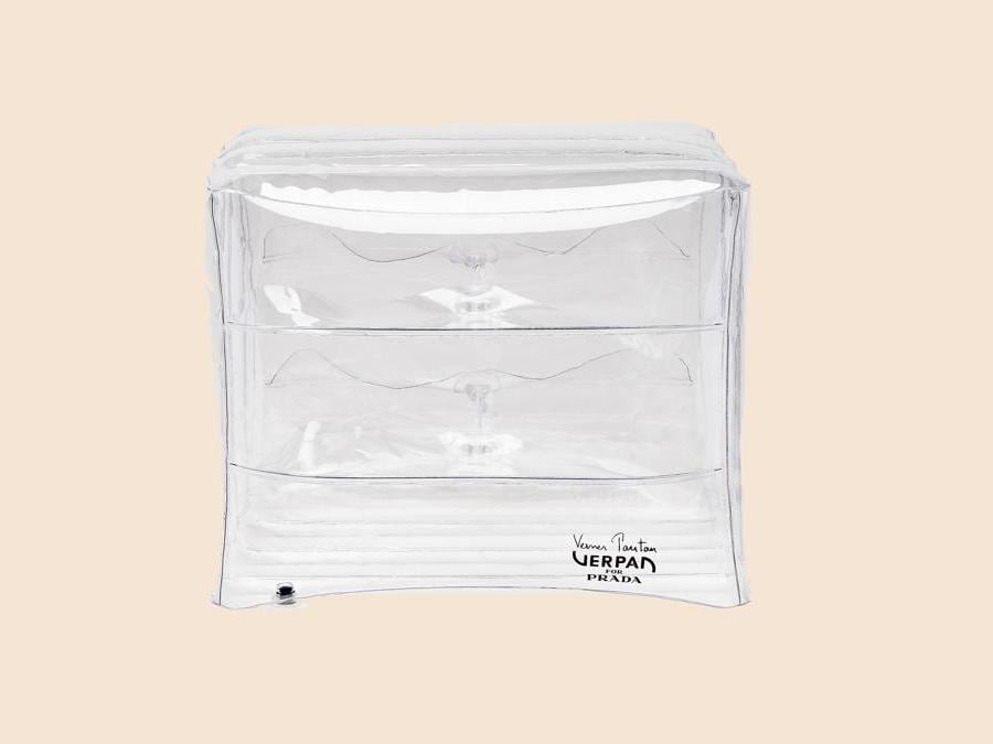 Inflatable Stool di Verner Panton per Prada. Pouf gonfiabile a forma cubica realizzato in pellicola trasparente termosaldata 100% riciclabile. Lanciato inizialmente negli anni 60, è stato rieditato nel 2018 dal marchio danese Verpan per Prada. Compressore incluso e packaging dedicato (650 euro).