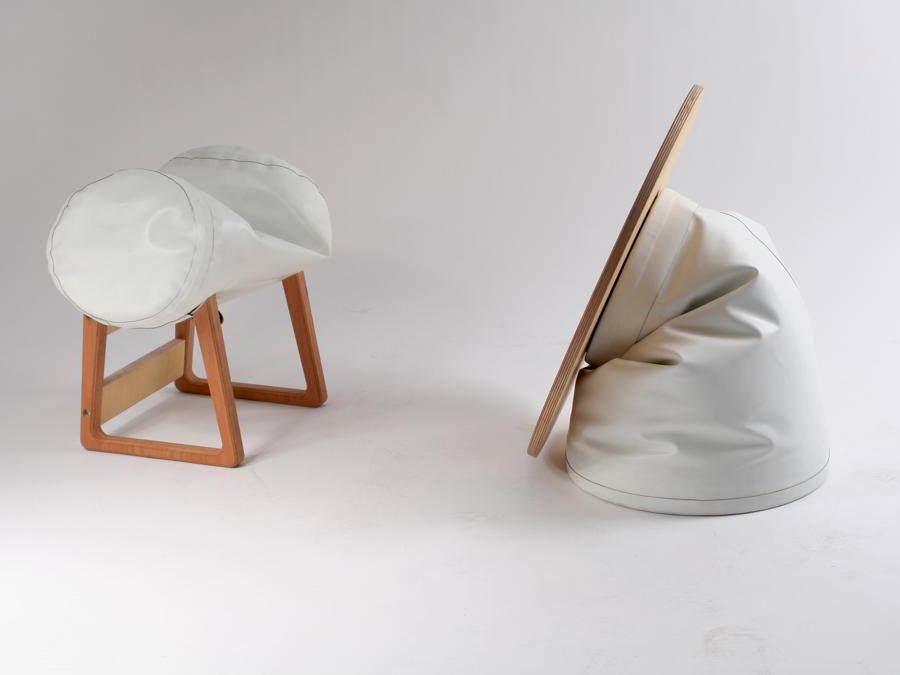 Inflatable Sidetable di Philipp Beisheim. Tavolo con base gonfiabile in Hypalon (un tessuto in neoprene di poliestere particolarmente resistente) e piano in legno. Il progetto ha vinto il SaloneSatellite Award nel 2016.