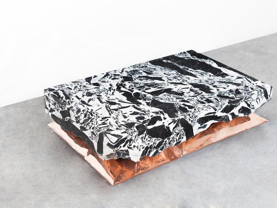 InHale di Ben Storms. Coffee table in marmo e metallo, in diverse varianti. (Foto: Teri Romkey)