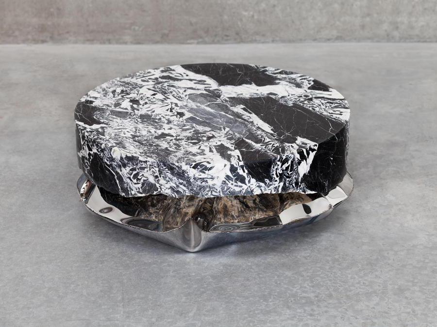 InHale di Ben Storms. Coffee table in marmo e metallo, in diverse varianti. (Foto: Teri Romkey)