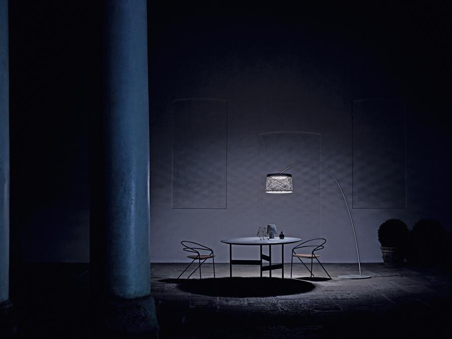 Foscarini, Twiggy Grid, design Marc Sadler. Il paralume ha una superficie a intreccio che ha valore sia funzionale che estetico: permette di schermare l'intensità della fonte luminosa e, allo stesso tempo, costruisce un dialogo con le forme circostanti – reti, cancelli, l'intersecarsi dei rami degli alberi. Proposta in due varianti colore, carminio e greige, è disponibile anche nella variante a sospensione