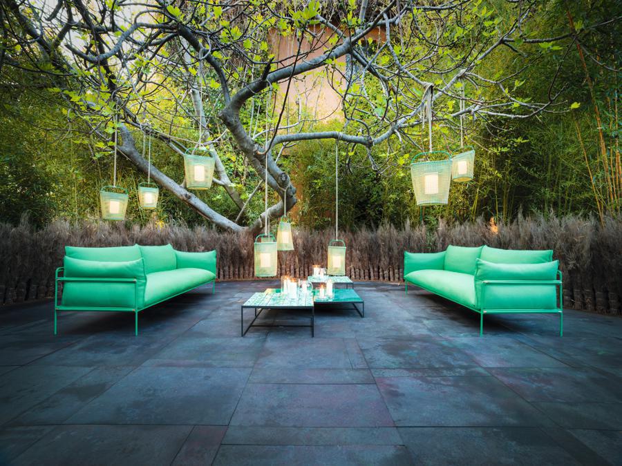 Paola Lenti, Lanterna, design Claesson Koivisto Rune. Lanterna è disponibile nelle versioni da terra/tavolo e sospesa. La struttura è in acciaio inox per la versione da terra/tavolo, alluminio per quella sospesa; verniciatura opaca o lucida in colore abbinato a quello del rivestimento, rivestimento in tessuto Kimia. Il corpo illuminante a luce variabile monta un modulo LED da 2,5W/2700K. La batteria è ricaricabile e ha un'autonomia di circa sei ore. La versione sospesa è dotata di un nastro in corda Rope tinta unita o bicolore che permette di appendere la lanterna al supporto desiderato