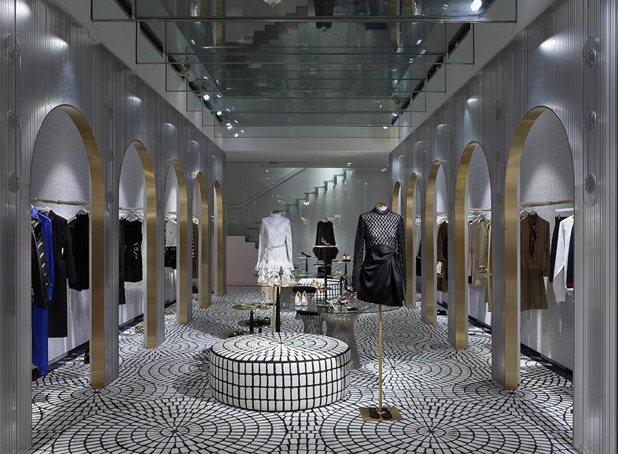 LuisaViaRoma, Good Vibrations. Allestimento del negozio di Firenze curato dall'architetto Claudio Nardi in occasione del 90esimo anniversario di LuisaViaRoma. Per questa installazione ispirata alle vibrazioni del bianco e del nero, Nardi progetta un gioco di texture, geometrie e luci per creare l'illusione di una passeggiata in città, evocandone sensazioni ed emozioni