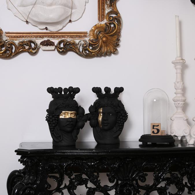 Artemest. Vasi Don Venerando e Donna Carmela realizzati dalla scultrice siciliana della ceramica Stefania Boemi. Al momento, con Artemest collaborano 700 designer per 25mila prodotti che sul sito sono presentati con una storia dettagliata dei singoli artigiani, arricchendo così di valore ogni singolo pezzo proposto