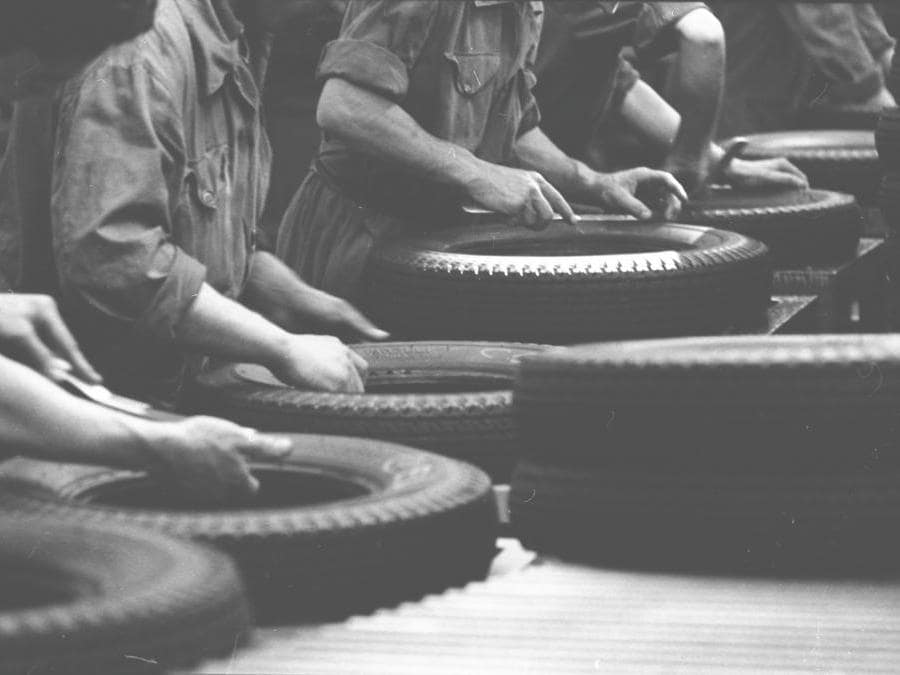 Interno stabilimento Settimo Vettura, 1962, foto di Arno Hammacher (courtesy of Fondazione Pirelli)