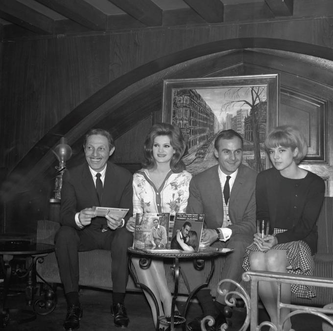 Francia 1964(circa) - FRANCE - CIRCA 1964: Jean Sablon, Milva, Robert Clausse e Sylvie Vartan al  Paris, Club Saint-Hilaire (Getty Images/Roger Viollet)