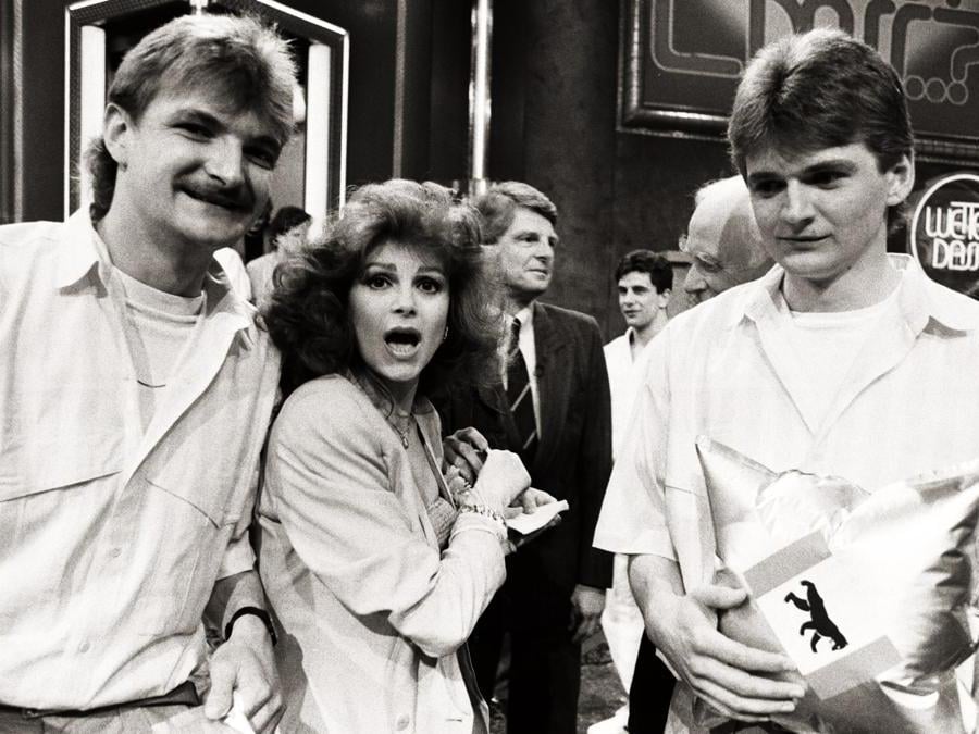 L'immagine mostra la cantante Milva (al centro) con gli ospiti (e Klaus Bresser - sullo sfondo) nella 46a edizione di “Wetten, dass ...?” uno spettacolo visto negli anni '80 - Berlino  (Getty Images)
