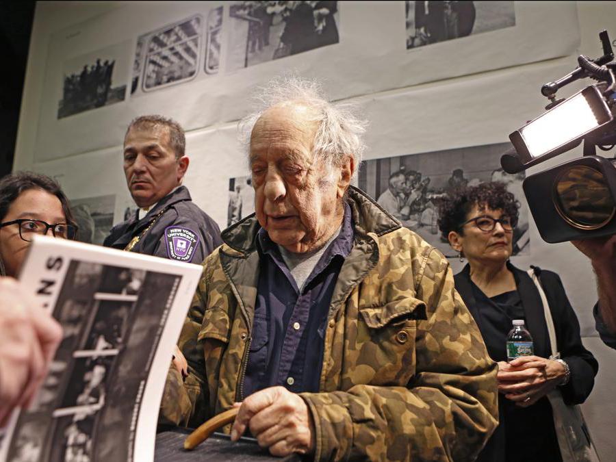 Robert Frank alla New York University's Tisch School of the Arts, nel 2016, mentre autografa una copia di The Americans (AP Photo/Kathy Willens)