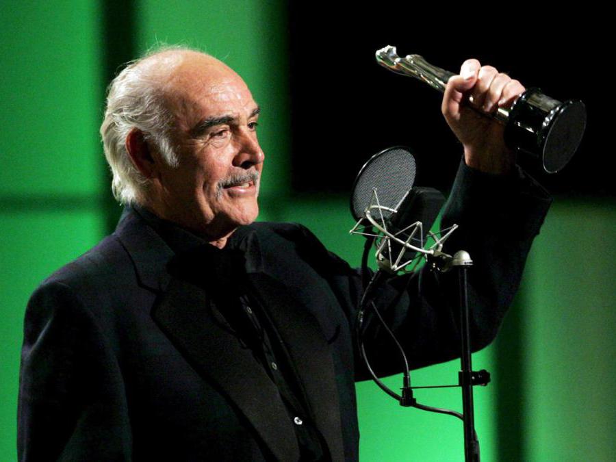 03 Dicembre 2005 Sir Sean Connery tiene in mano il suo premio alla carriera a berlino. E PA/MARCUS BRANDT GERMANY OUT *** Local Caption *** 02271734