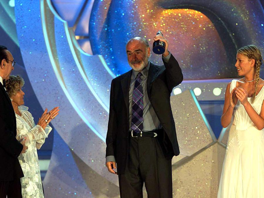 20020507 - Pippo Baudo, Alessia Marcuzzi Sean Connery e la moglie stasera al teatro Nazionale di Milano durante la consegna degli Oscar della televisione italiana. CARLO FERRARO/ANSA/TO