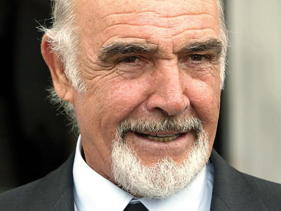 3 Novembre 2003 Sean Connery tparla con i giornalisti dopo aver lasciato il palazzo presidenziale a Panama City. (Photo by YURI CORTEZ / AFP)