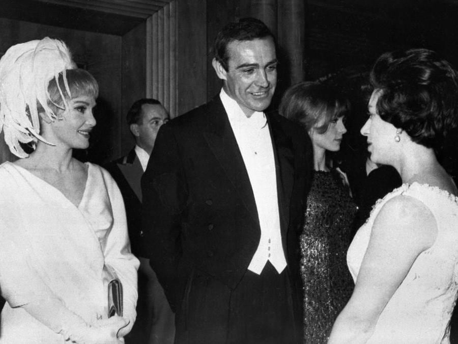 15 Febbraio 1965 r Sean Connery (con sua moglie l’attrice americana Diane Cilento sono presentati alla principessa inglese Margaret durante la rappresentazione del film "Lord Jim" in London.(Photo by - / AFP)