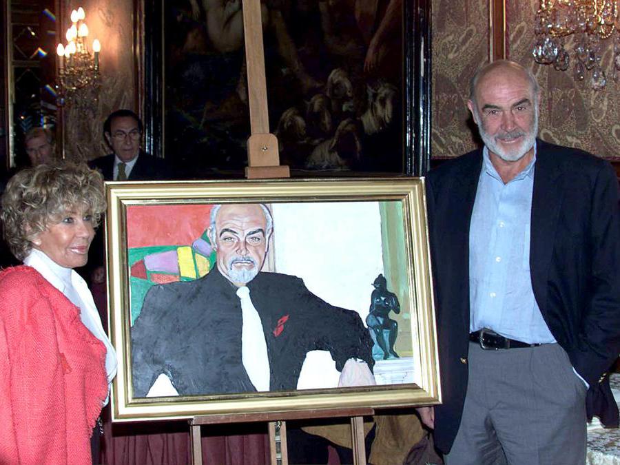 20020506 L'attore Sean Connery fotografato insieme con la moglie Micheline Roquebrune : nel mezzo, il ritratto del famoso ''agente 007'' dipinto dalla signora Micheline .CARLO FERRARO/ANSA/JI