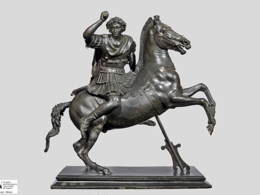 Statuetta di Alessandro su Bucefalo  in combattimento. Probabile copia in miniatura del gruppo  del Granico di Lisippo, I sec. d.C. Napoli, Museo Archeologico Nazionale Courtesy Italian Ministry of Culture (MiC), Archivio fotografico MANN. Ph Giorgio Albano 