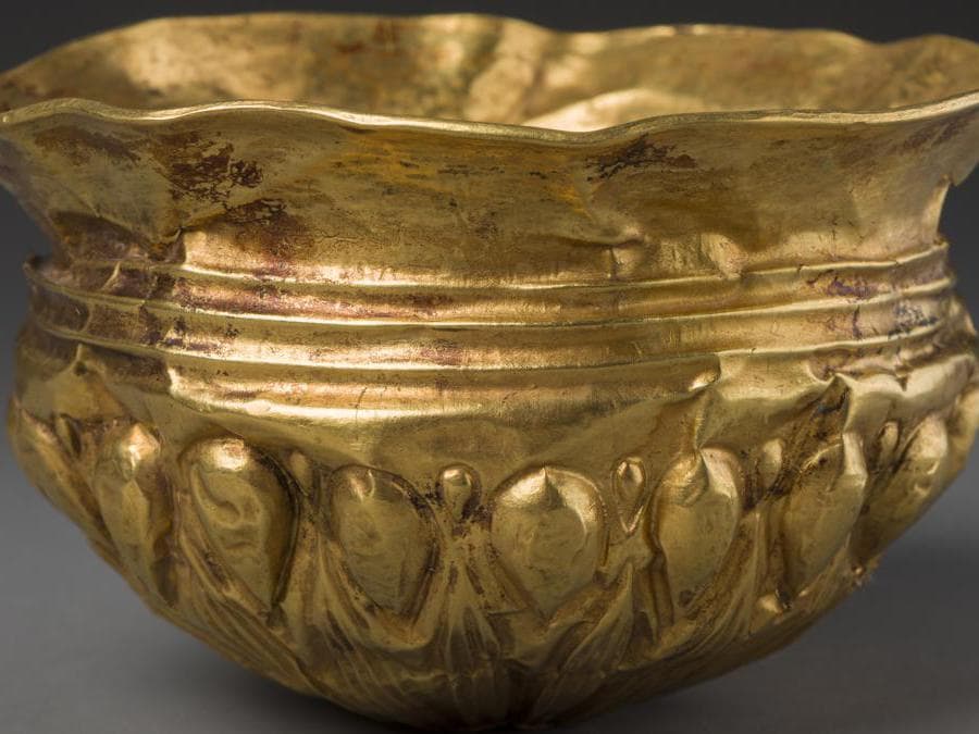 Coppa in oro sbalzato, dall'Iran. VI-V sec. a.C. Roma, Museo delle civiltà ©Ph. Stefano Castellani 