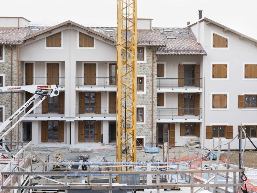 Amatrice, febbraio 2021. Il cantiere del condominio «Il Piceno», uno dei primi che sarà completato, 56 appartamenti per un investimento di 10 mln di euro. Iniziato nel 2018, ha subito dei rallentamenti a causa della pandemia ed è stato terminato ad aprile 2021 (Fonte: Terraproject)