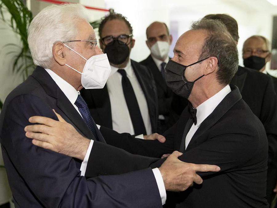 In una foto dell’Ufficio per la Stampa e la Comunicazione della Presidenza della Repubblica, il presidente della Repubblica Sergio Mattarella (s) , saluta Roberto Benigni, in occasione dell’inaugurazione della 78/ma mostra internazionale d’arte cineamatografica, Venezia 1 settembre 2021. ANSA/UFFICIO STAMPA QUIRINALE/PAOLO GIANDOTTI