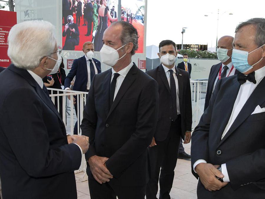 In una foto dell’Ufficio per la Stampa e la Comunicazione della Presidenza della Repubblica, il presidente della Repubblica Sergio Mattarella (s) e il presidente della Regione Veneto Luca Zaia (c)in occasione dell’inaugurazione della 78/ma mostra internazionale d’arte cineamatografica, Venezia 1 settembre 2021. ANSA/UFFICIO STAMPA QUIRINALE/PAOLO GIANDOTTI
