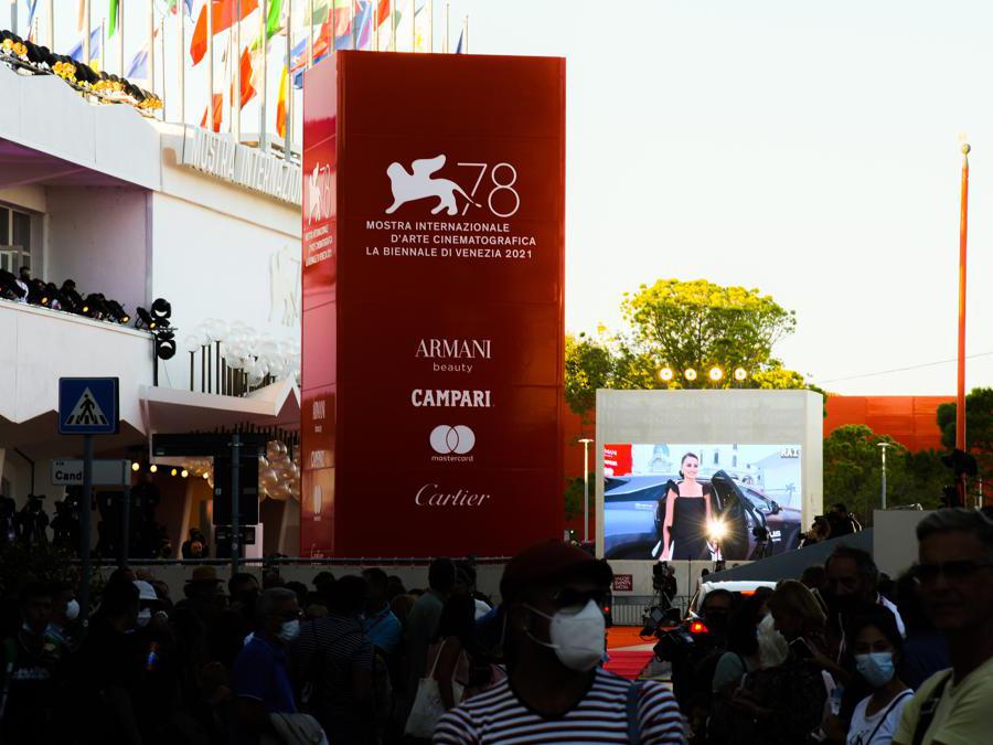 Foto Gian Mattia D'Alberto - LaPresse 01-09-2021 Venezia Spettacolo 78. Mostra Internazionale d’arte cinematografica Cerimonia di inaugurazione - esterni nella foto: esterno del red carpet Ph Gian Mattia D'Alberto - LaPresse 2021-09-01 Venice 78th Venice International Film Festival Opening ceremony external view in the photo: red carpet, external view