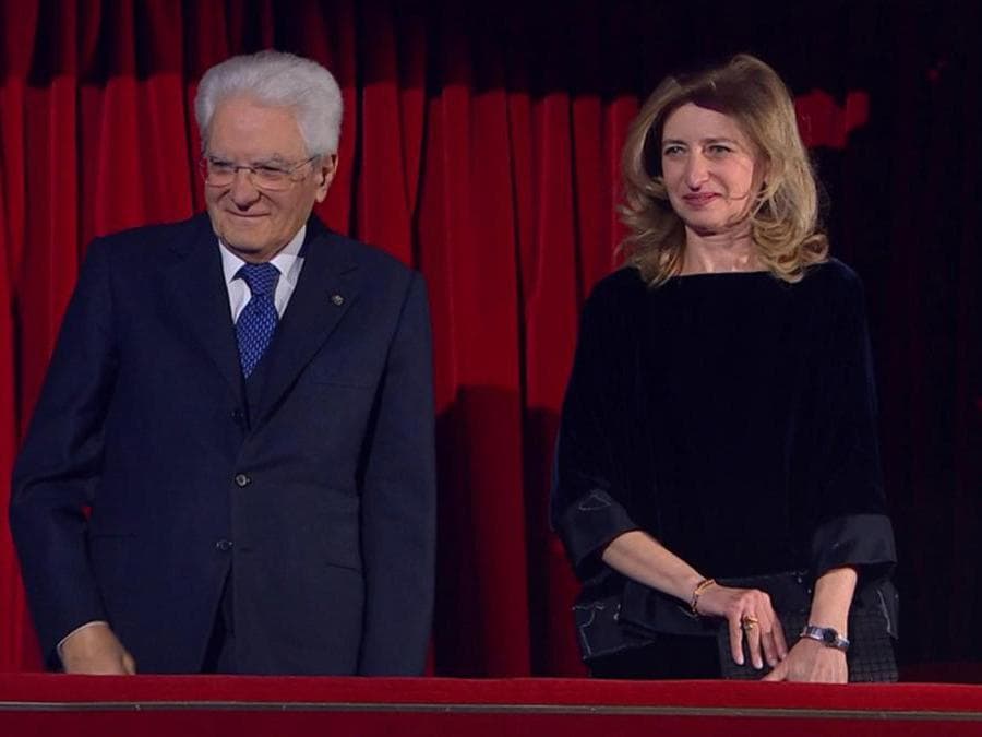 Pubblico dell’Ariston in piedi per il presidente della Repubblica Sergio Mattarella. Mattarella ha preso posto insieme alla figlia Laura in uno dei palchetti laterali del teatro accompagnato da un lungo applauso della sala, 