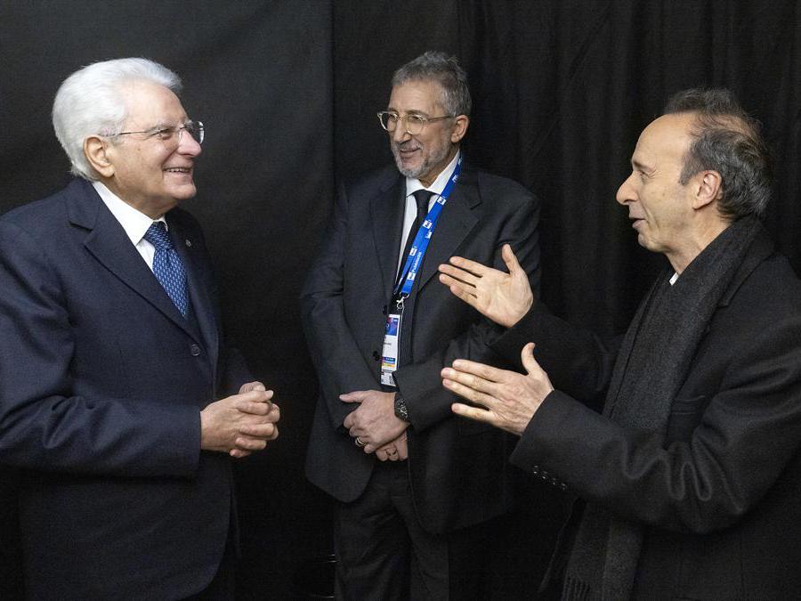 Il presidente della Repubblica Sergio Mattarella con Roberto Benigni (D) al Festival di Sanremo, 07 febbraio 2023. (ANSA/UFFICIO STAMPA QUIRINALE/PAOLO GIANDOTTI )