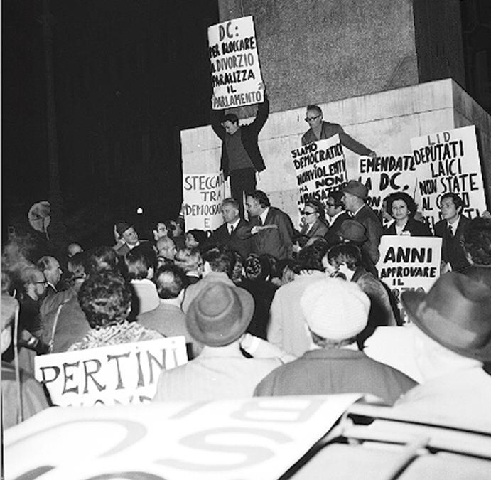 21 Dicembre 1970, una manifestazione per il divorzio davanti a Montecitorio. ANSA-ARCHIVIO/TO