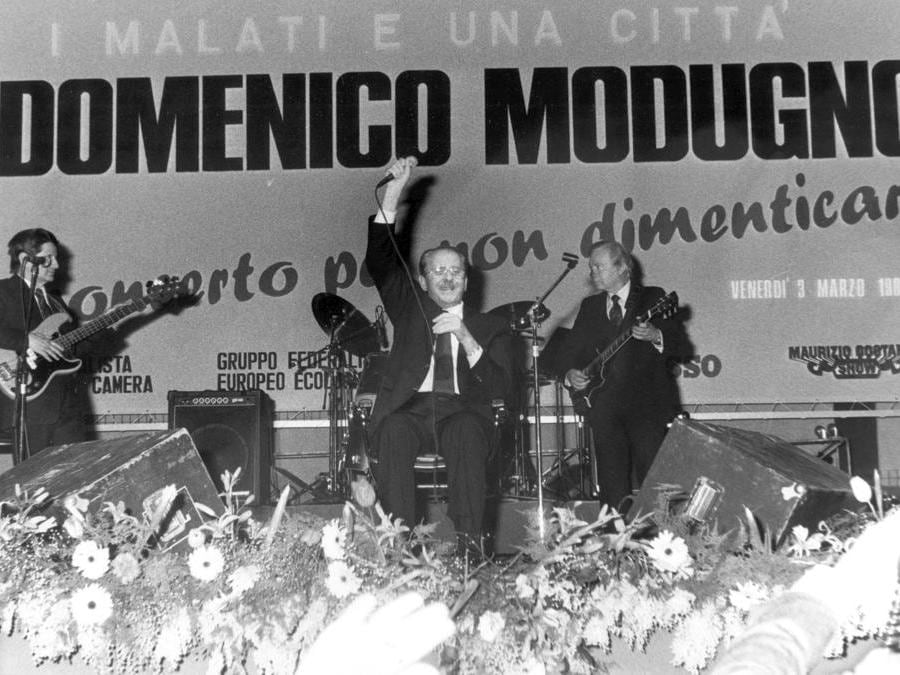Domenico Modugno in concerto (Labruzzo / GIACOMINOFOTO/Fotogramma)  