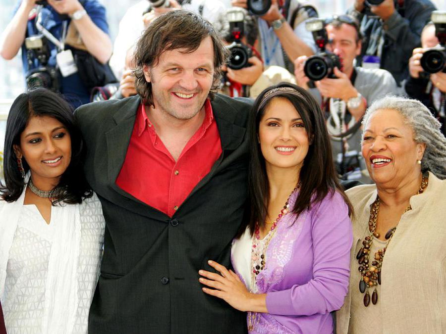 2005, Cannes.  Emir Kusturica  con i membri della giuria del Festival: Toni Morrison, Salma Hayek e Nandita Das (Reuters)