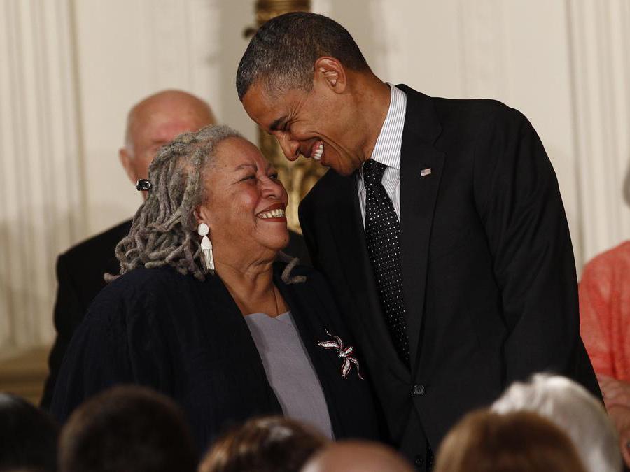 2012, Washington. Toni Morrison con  Barack Obama alla Casa Bianca (Reuters)
