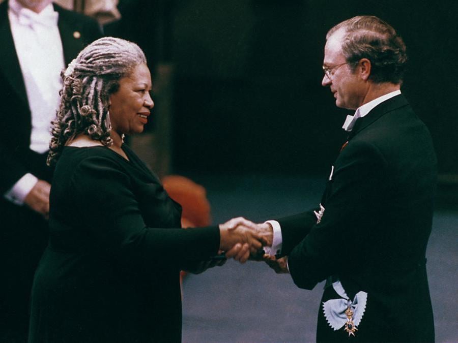 1993, Stoccolma. Toni Morrison riceve il Premio Nobel da         Carlo XVI Gustavo re di Svezia (Ansa/Ap)