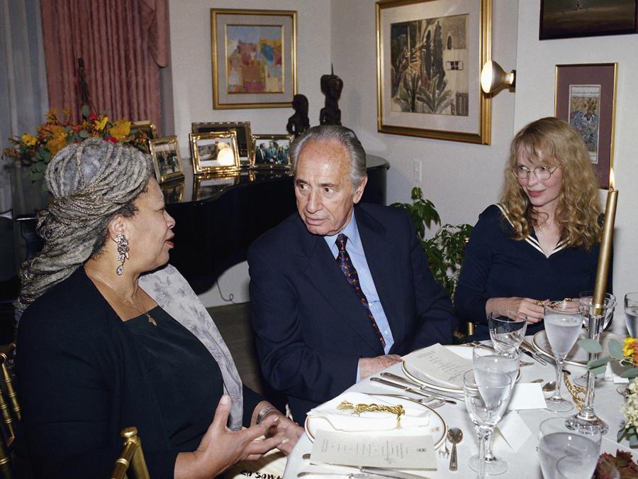1995, New York. Toni Morrison con Shimon Peres e Mia Farrow (Ansa/Ap)