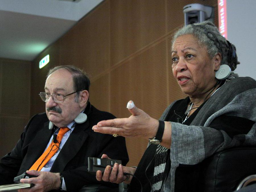 2009, Milano. Toni Morrison con Umberto Eco al Corriere della Sera (Fotogramma)